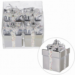 Decorațiuni argintii în formă de cadou pentru bradul de Crăciun Decorațiuni argintii în formă de cadou pentru bradul de Crăciun