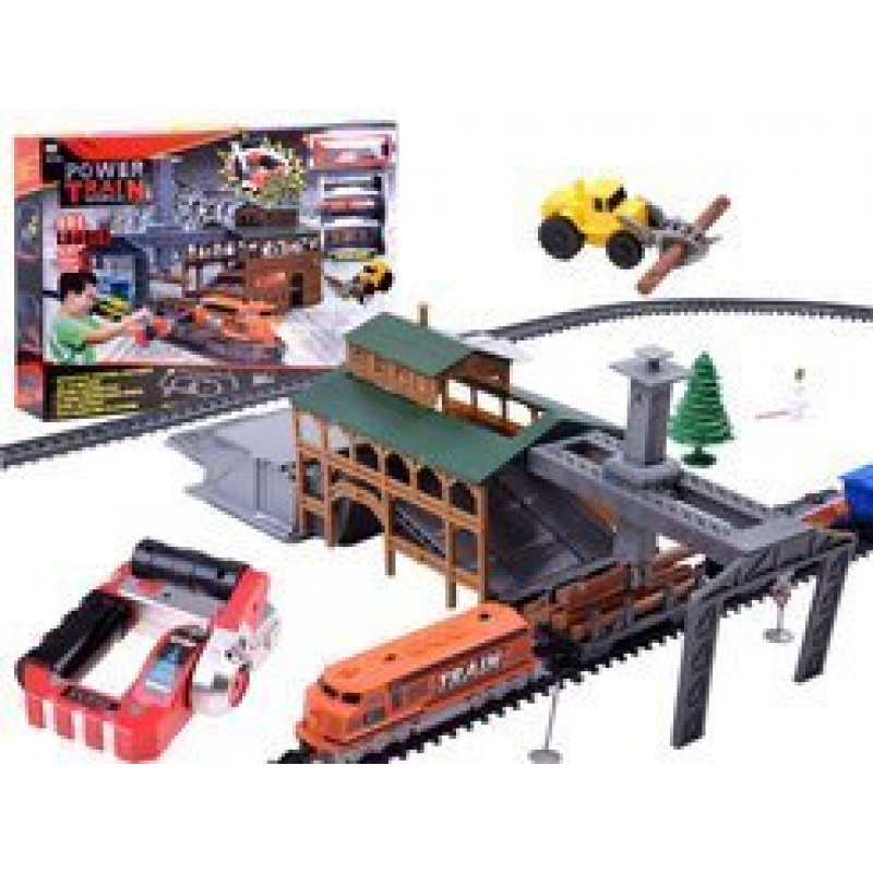 Tren de marfă cu vagoane și stația RC0507